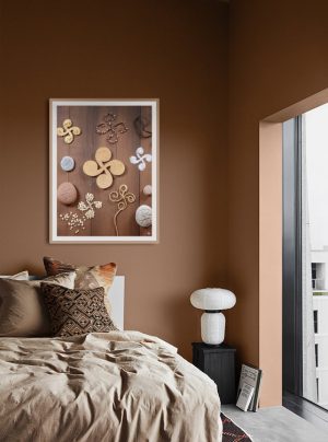 Photo croix basque multiples au style design et naturel. Une décoration régionale élégante aux tons marron et beige pour chambre ou séjour.