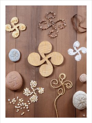 Photo croix basque multiples au style design et naturel. Une décoration régionale élégante aux tons marron et beige pour chambre ou séjour.